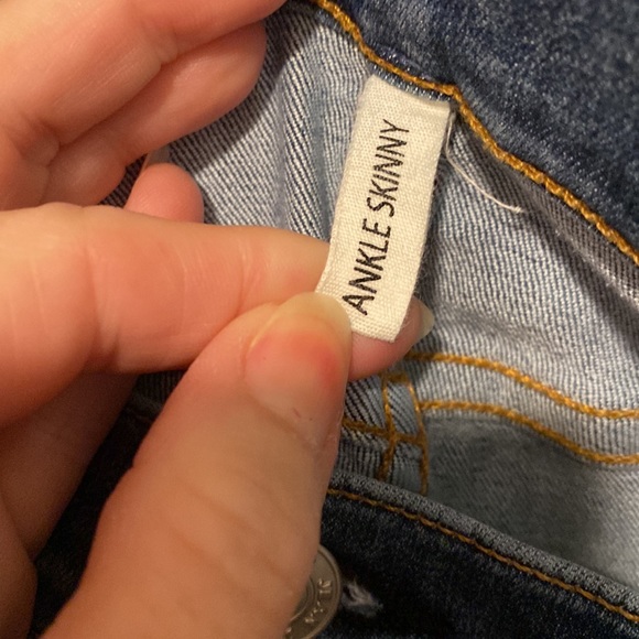 RAG & BONE ankle skinny denim jeans. FLAWS - puckers in fabric on front and leg. - Picture 10 of 13